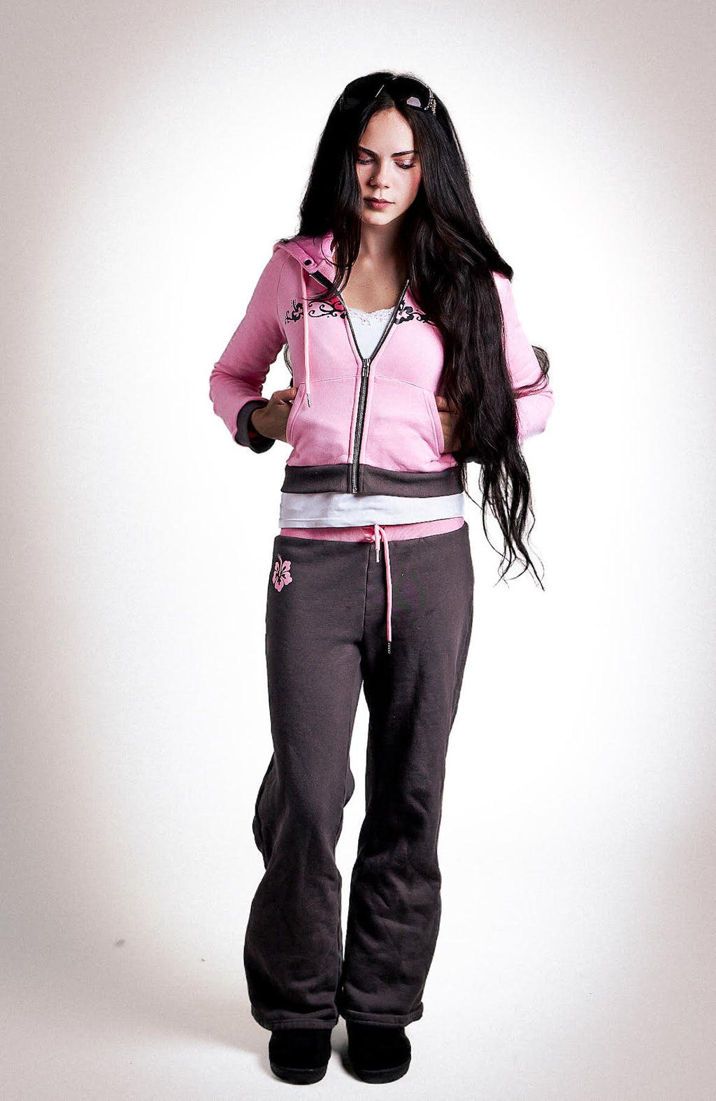 Low-waisted hibiscus and light pink sweatpants