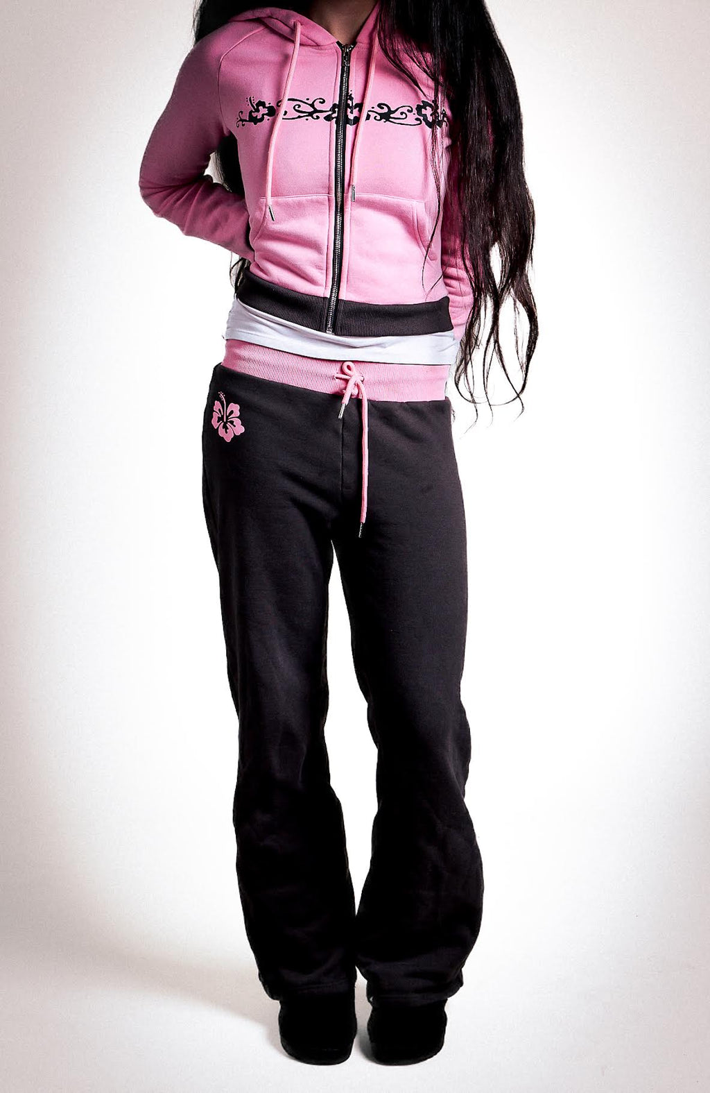 Low-waisted hibiscus and light pink sweatpants